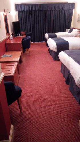 2 queen beds, 1 twin bed