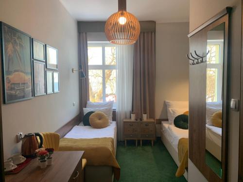 Standard Twin Room image 2