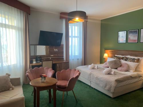 Double Room with Extra Bed (2 Adults + 1 Child) image 3