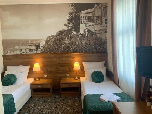 Standard Twin Room image 7