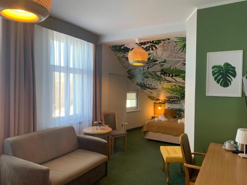 Standard Double Room image 4