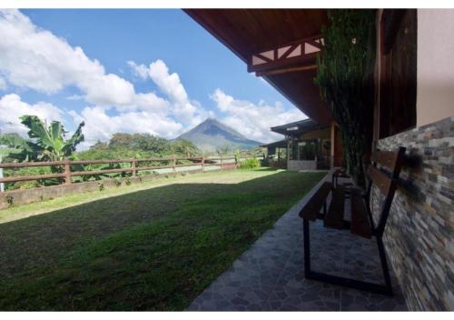 Cabinas Los Tucanes Private Room #3 with Volcano view