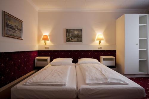 1 queen bed, 1 sofa bed