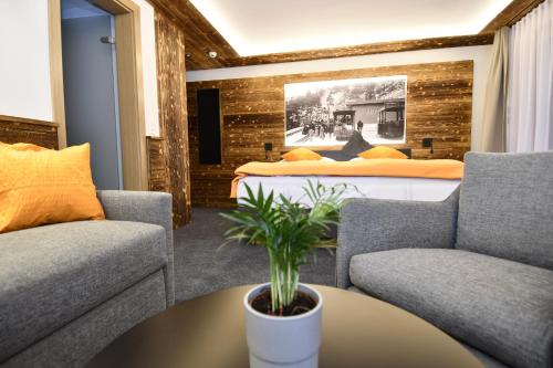 1 queen bed, 2 sofa beds