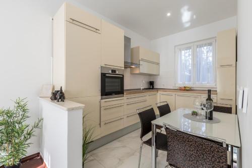 Villa Meri very central and beautiful apartment, Split (photo 6)