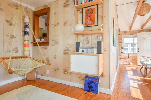 914 Chic Vintage Waterfront Retreat with Saltwater Dock - image 3