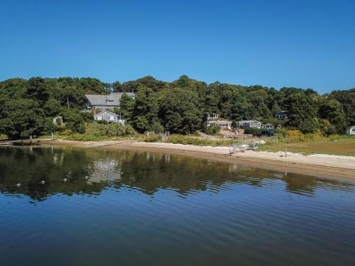 914 Chic Vintage Waterfront Retreat with Saltwater Dock - image 6