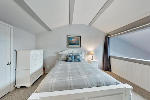Sandy Shores Condo - Balcony & Pool Walk to Beach condo - image 6