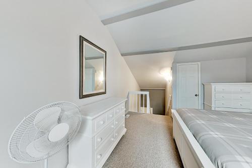 Sandy Shores Condo - Balcony & Pool Walk to Beach condo - image 7