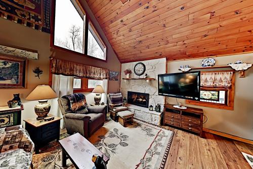 Charming Cabin - Hot Tub & Games - Central Locale cabin - image 2