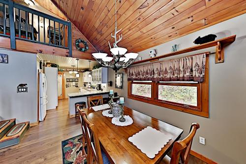 Charming Cabin - Hot Tub & Games - Central Locale cabin - image 5