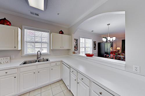 Arbor Trace Getaway - Golf Course Views & Pool condo - image 6