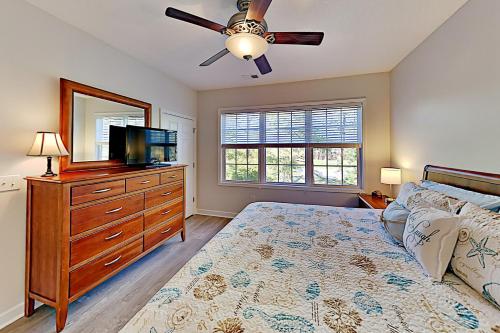 Arbor Trace Getaway - Golf Course Views & Pool condo - image 8