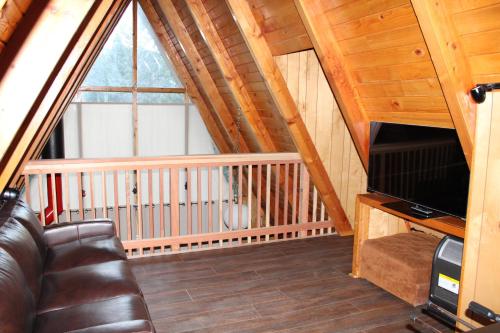 A-Frame Delight is a beatiful recently remodeled home super close to the slopes! - image 2