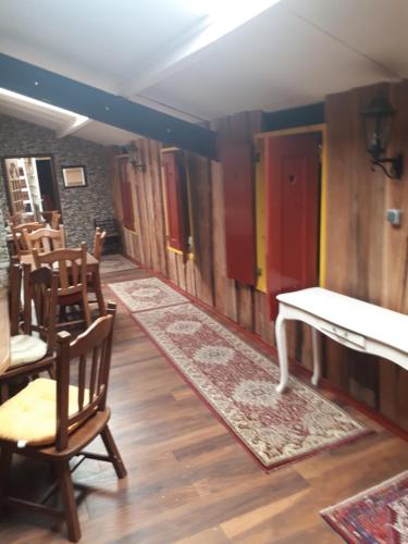  Unieke vriendenkamer met bedstedes tot 11 personen en 2 rustig gelegen chalets 2 en 4 persoons te huur! in Augustinusga