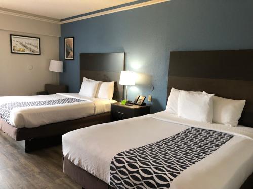 Queen Room with Two Queen Beds and Roll-in Shower - Mobility/Hearing Accessible - Non-Smoking