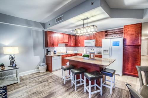 Amazing Style In Lake town Wharf! 1 BD 2 BA Amenities and Location! - image 3
