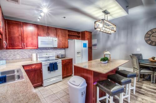 Amazing Style In Lake town Wharf! 1 BD 2 BA Amenities and Location! - image 8