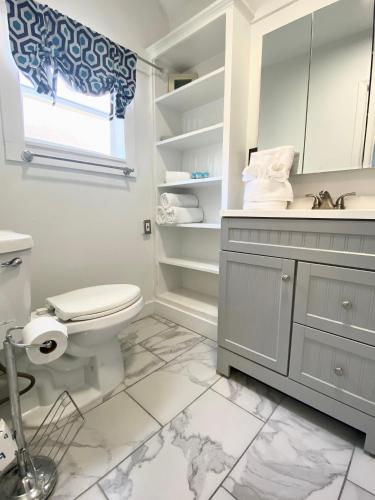 Deluxe King One-Bedroom Apartment image 4