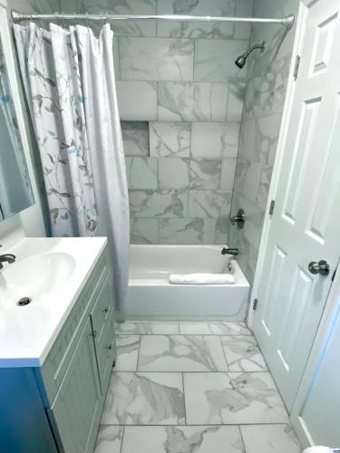 Deluxe King One-Bedroom Apartment image 3