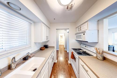 Riverside Retreat - image 4