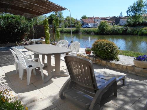 MARAIS POITEVIN gite "volets bleu clair" pêche ,barque, vélos, wifi, linge, cheminée, cuisine, terrain de boules