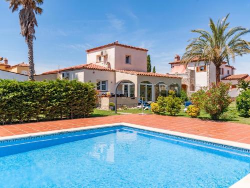  Fantastic villa for 6 people with communal pool in Vilacolum in Vilacolum