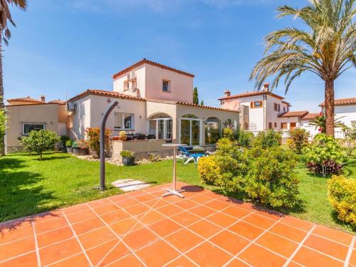  Fantastic villa for 6 people with communal pool in Vilacolum in Vilacolum