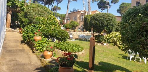 Casa con jardin a 30 metros de la playa. AT.