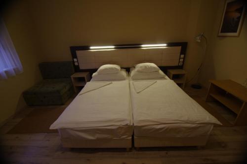 2 twin beds, 1 futon bed