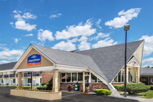 Howard Johnson by Wyndham Bangor image 5