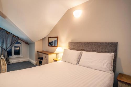 1 double bed, 3 twin beds