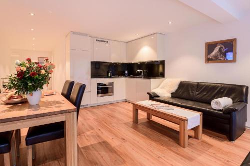 Jolimont Apartments - image 4