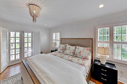 Colonial Home with Modern Updates & Private Pool home - image 6