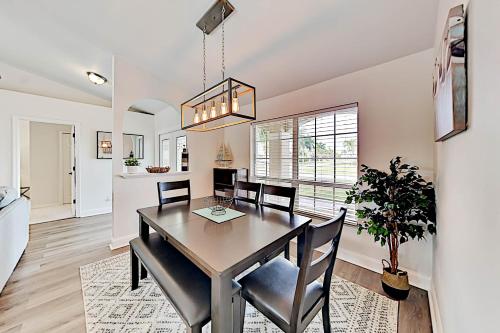 Corner-Lot Paradise - Heated Pool Spa & Fire Pit home - image 4