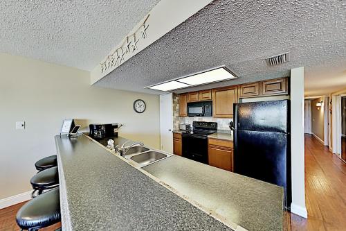 New Listing! Walkable Beachside Condo With Pool Condo - image 6