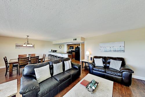 New Listing! Walkable Beachside Condo With Pool Condo - image 7