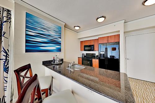 Sunny Isles Beach Resort Suite - Balcony & Pool condo - image 7
