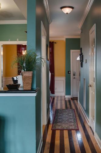 Vacation Home 5 Mins to Down Town 2 Bedrooms 2 Baths Garden Area Hot Tub in Nashville, USA