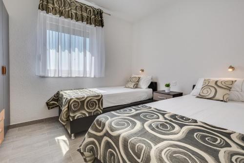 2 bedrooms, 4 beds