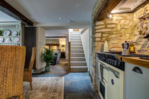 Two linked cottages sleeps 10 Cotswold town centre gîte à louer Whelford