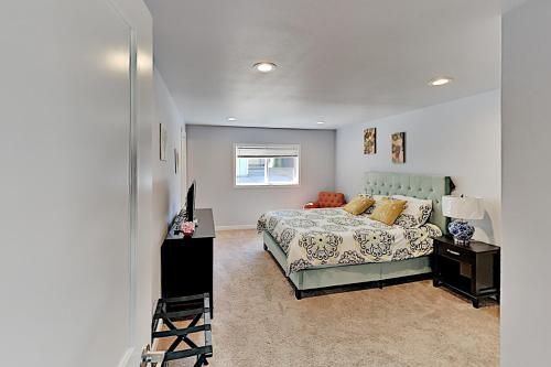 Stylishly Updated Beacon Hill Gem -- Near I-5 home - image 5