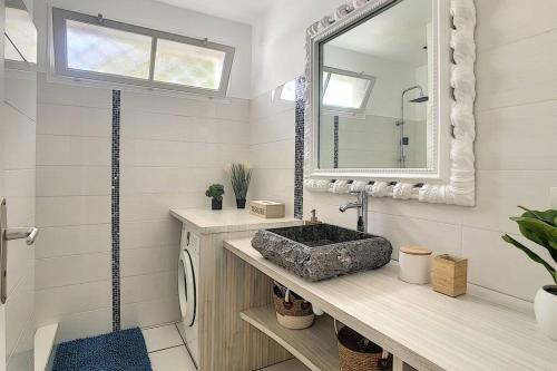 Banheiro, Villa l'Anjou Créole à Sainte Anne en Guadeloupe avec piscine privée et 3 chambres pour 6 personnes (Villa l'Anjou Creole a Sainte Anne en Guadeloupe avec piscine privee et 3 chambres pour 6 personnes) in Sainte Anne