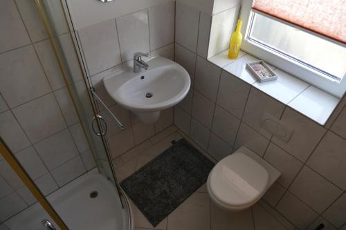 Bathroom, Aktiv-Ferienwohnung "Snow & Bike"- Zentral zwischen Winterberg und Willingen in Hildfeld