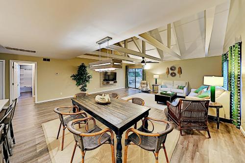 Queens Grant - Palmetto Condo - Walk to Beach Pools Golf & Din condo - image 5