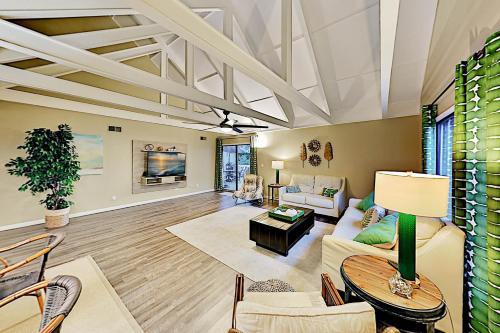 Queens Grant - Palmetto Condo - Walk to Beach Pools Golf & Din condo - image 7