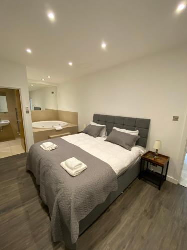 Kings Road Apartment with en-suite Spa Bath