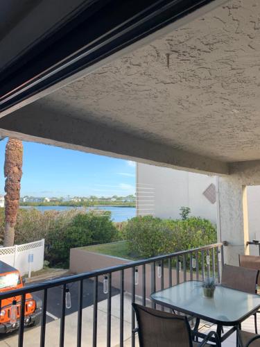 ระเบียง/ชานเรือน, Sea Club Condo #37 in อินเดียนชอร์ส (FL)