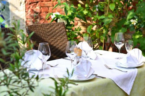 ระเบียง/ชานเรือน, Restaurant & Hotel Olive in ไกรฟวาลด์