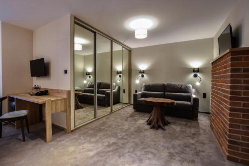 1 queen bed, 2 twin beds, 1 sofa bed